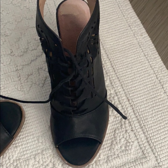 Carlos Santana Blocked Heel Sandals - Picture 2 of 5